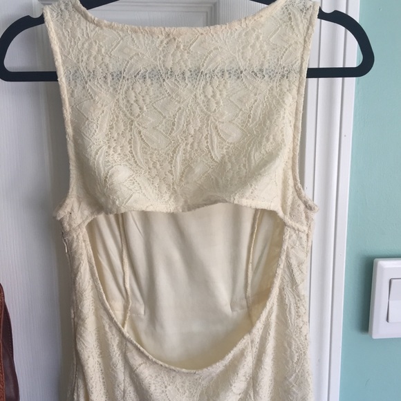 Cream lace open back dress - Picture 3 of 4